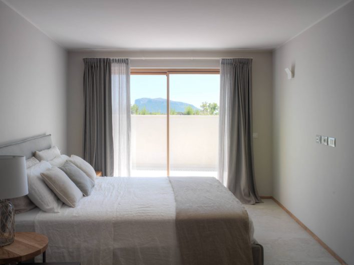 Lift and slide with two doors in the bedroom of Villa Costa Smeralda