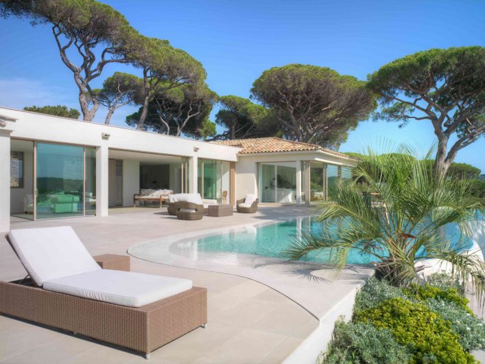 View of the main facade of Villa Saint Tropez with Skyline Sliding lift and slide
