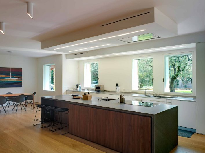 View of the kitchen with white lacquered flush windows